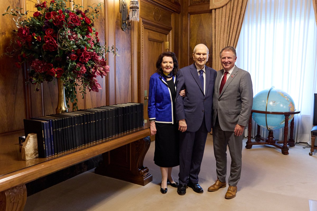 Ch_JesusChrist's tweet photo. President @NelsonRussellM has donated his medical journals and research—35 volumes in all—to the @UofUMedicine. The records detail more than 7,000 surgeries done over three decades. Read more on Newsroom.

https://t.co/Y1k7LxxSUb https://t.co/o3Kvv1AfLV
