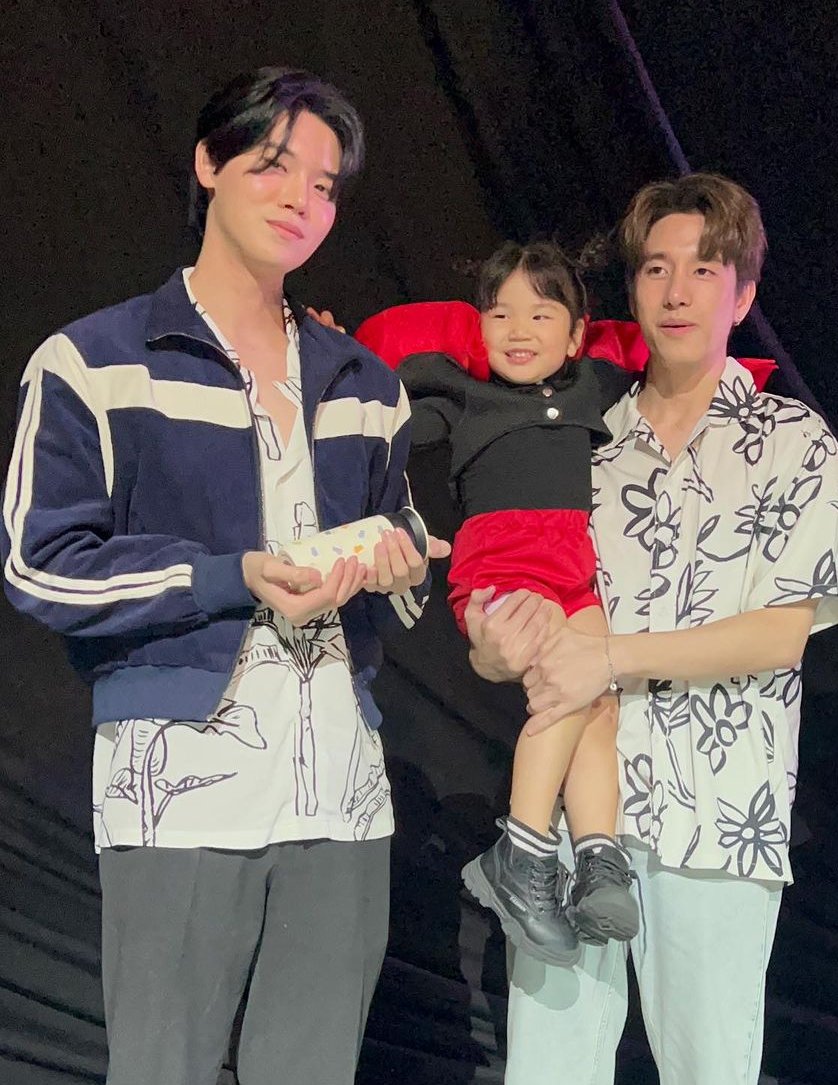 promyin8's tweet photo. พ่อแม่ลูกรายงานตัว #พร้อมหยิ่น #promyin https://t.co/LG2bTY2Cfg