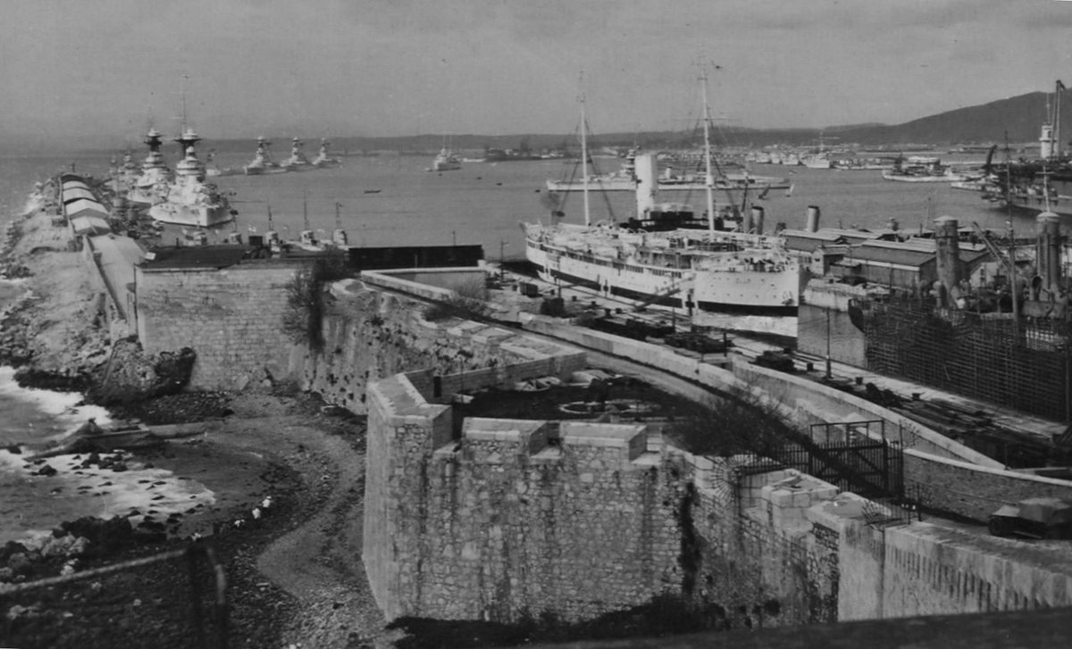 A different angle today, believed to have been taken in March 1934 📸 

Here you can see HMHS Maine in No. 1 dock, Seven Sisters beach and an impressive lineup of battleships all the way along South Mole⚓️

#Gibdock #Gibraltar #navyhistory #throwbackthursday #maritimehistory