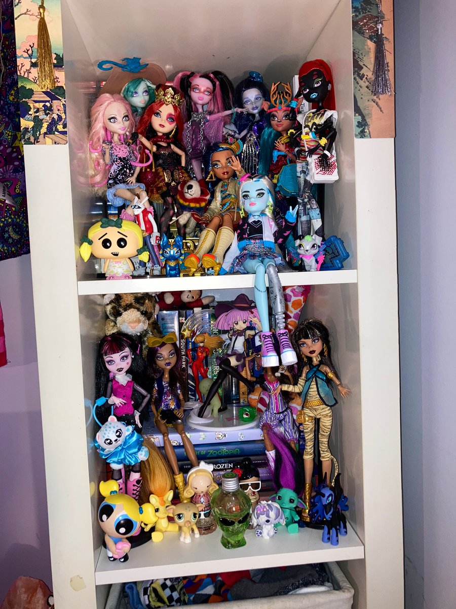 jotigerjotiger's tweet photo. I pulled all my dolls out from storage and tried to pretty them up a bit!! It's so nostalgic and emotional to pull out all these dolls I got when I was 15-16 and place them next to the newest gen 🥺 i love my ghouls https://t.co/1LgaIUb6r3