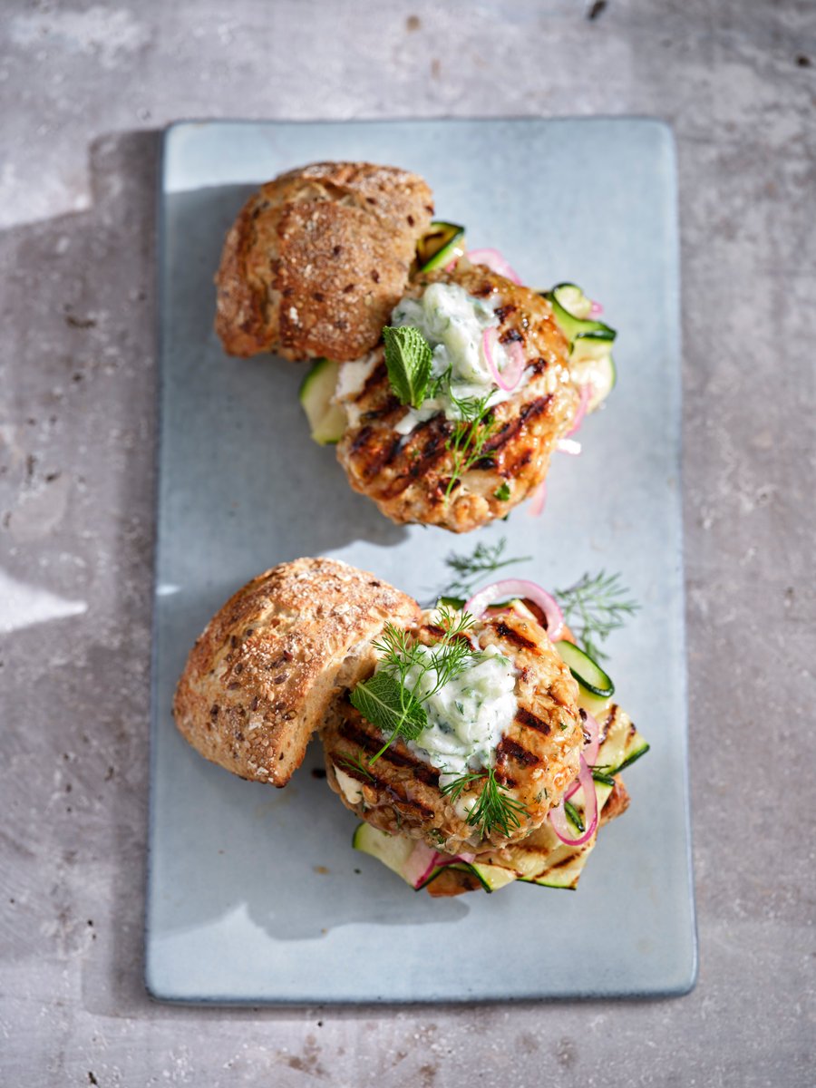 janneke vreugdenhil (@wateetjanneke) on Twitter photo Voor wie om gezondheids- of andere reden liever geen rood vlees eet, is kalkoen een perfecte vervanger. Van kalkoengehakt maak je bv heerlijk sappige burgers. Ziehier de kalkoenburgers met feta, gegrilde courgette en tzatziki uit 'Eten als medicijn: Hart' (met <a href="/DokterJanneke/">Janneke Wittekoek</a>) Voor wie om gezondheids- of andere reden liever geen rood vlees eet, is kalkoen een perfecte vervanger. Van kalkoengehakt maak je bv heerlijk sappige burgers. Ziehier de kalkoenburgers met feta, gegrilde courgette en tzatziki uit 'Eten als medicijn: Hart' (met <a href="/DokterJanneke/">Janneke Wittekoek</a>)