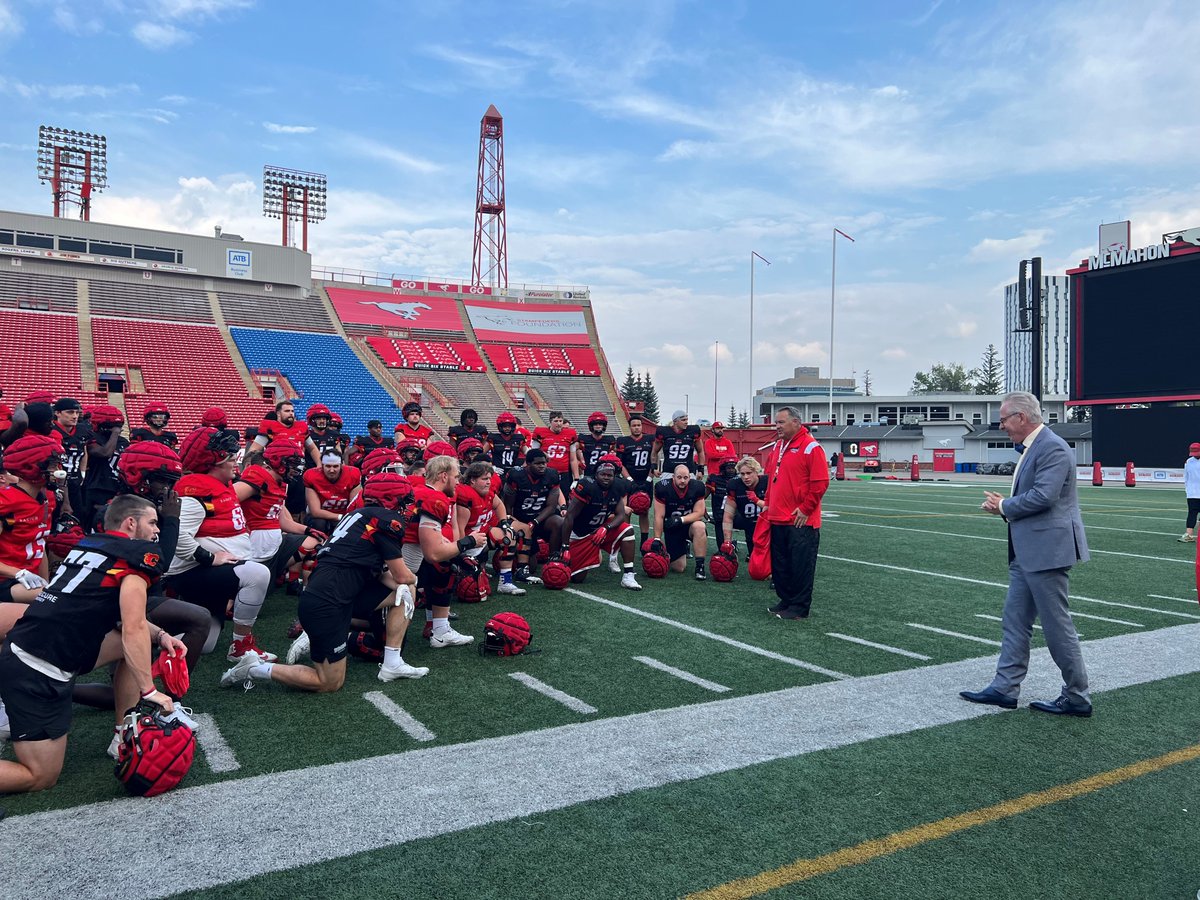 Dinos_Football's tweet photo. Dr. Ed McCauley, president and vice-chancellor of @UCalgary, stopped by practice to chat with the team on Wednesday night.

See you at KICKOFF!

#GoDinos https://t.co/hNxv5x1xba