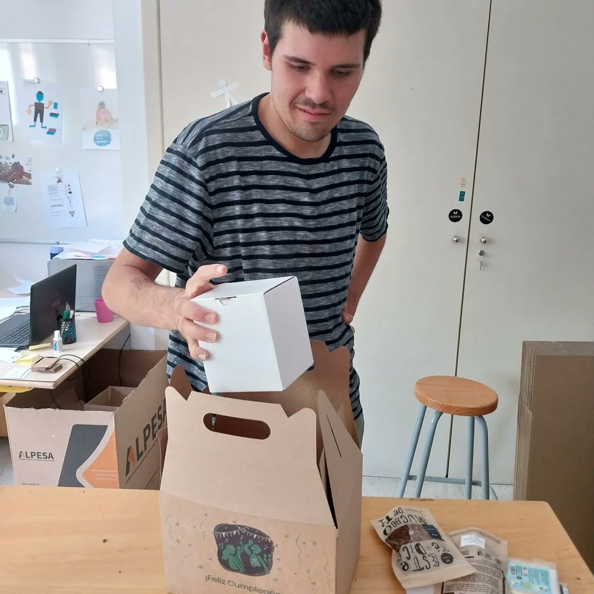 asociacionpauta's tweet photo. Teterum continúa su buen trabajo en Pauta.
🍵🍃

#teterum 
#trabajoautiamo 
#empleodiscapacidad 
#discapacidadtrabajo 
#PlenaInclusión 
#autismoempleo https://t.co/hE8GYw2lgl