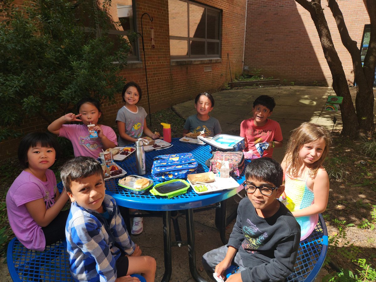 MES_MsNguyen's tweet photo. Happy National Eat Outside Day! We finally got to eat in the courtyard we see outside our window every day. https://t.co/mgn8AlC90C