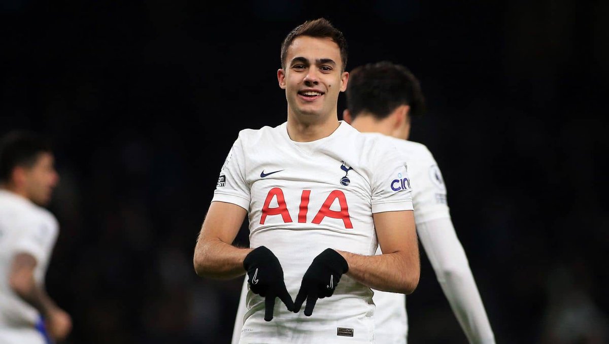 ManUtdUpdatez's tweet photo. Man Utd are close to agreeing a loan deal for Reguilón. [SKY SPORTS] https://t.co/ZW4bvWPIN9