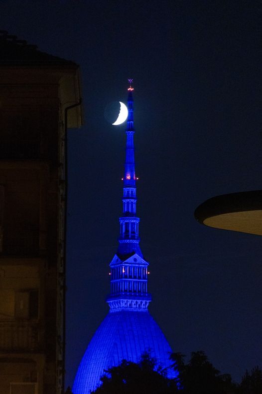 Il bacio della buona notte della Luna alla Mole Antonelliana (Travierso Antonio)