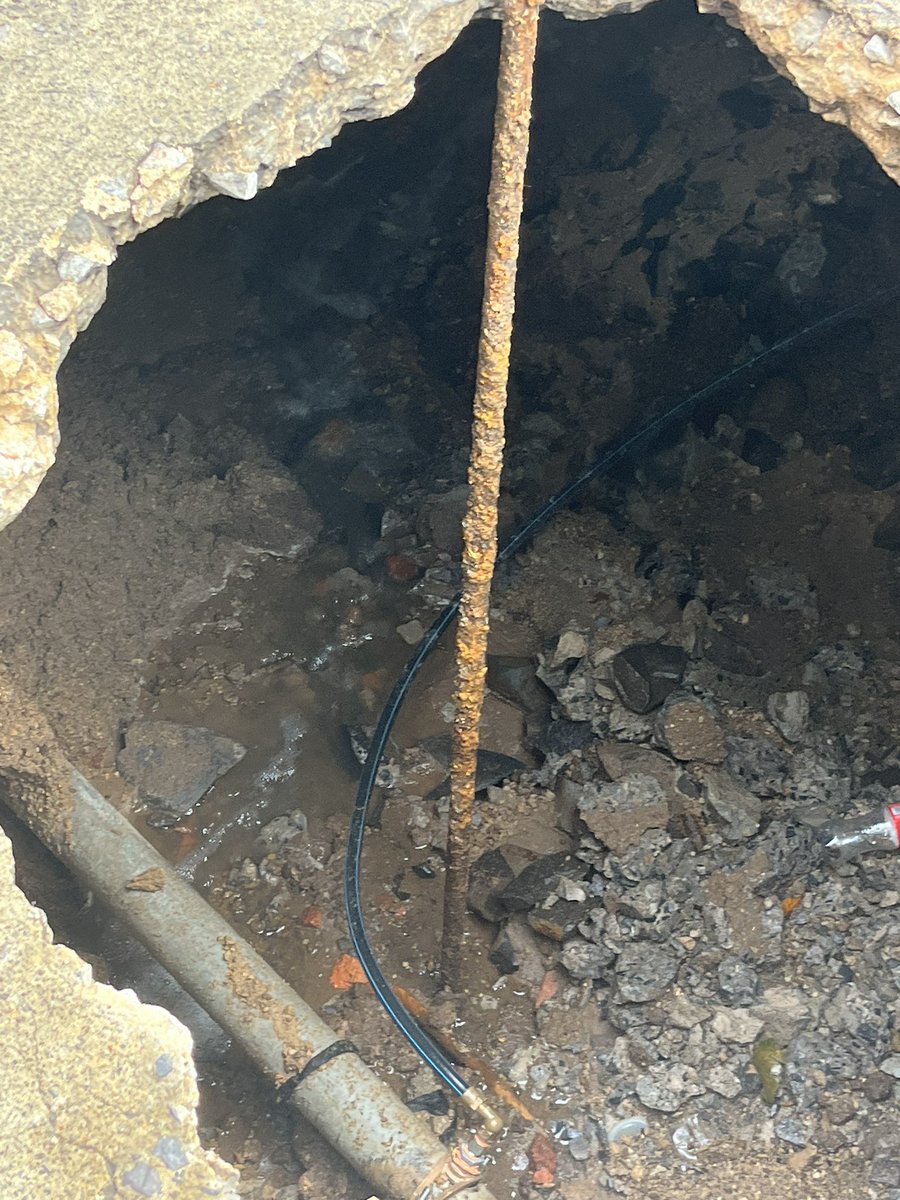 patricioramirez's tweet photo. Me encanta cuando llega el @siapagdl  detecta el problema y se aleja lentamente…@CitlalliAmaya calle Moctezuma entre art123 e independencia… así lo dejaron desde ayer! https://t.co/VX5dc8DahV