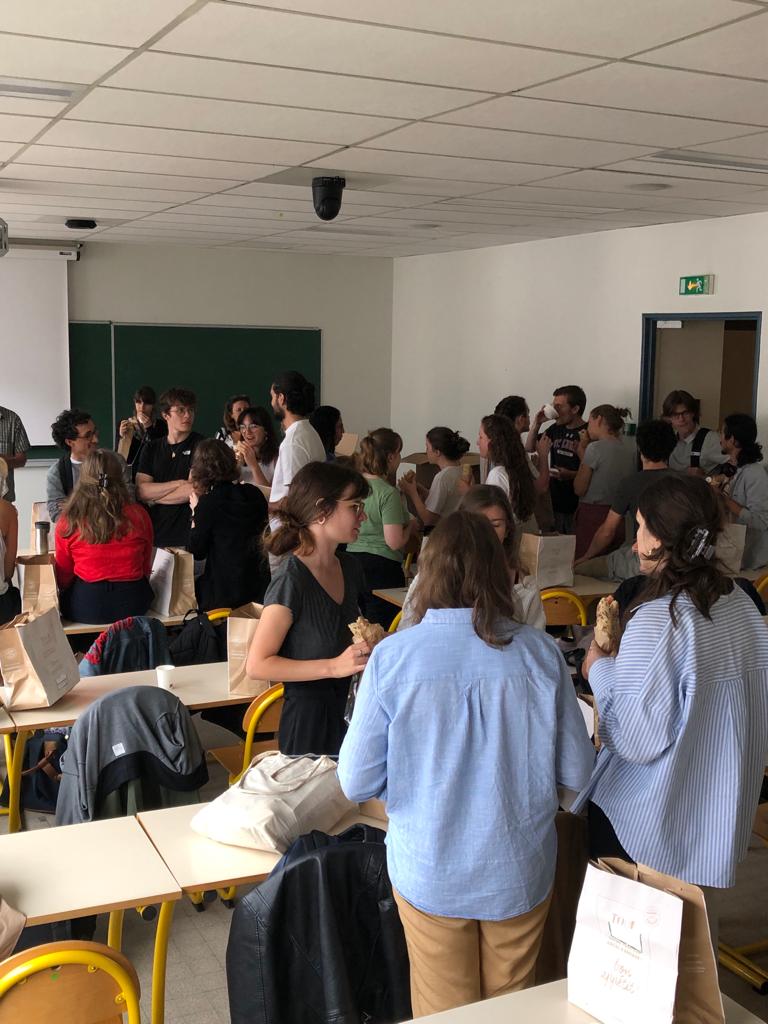 Biologie_ENS's tweet photo. 👩🎓 C'est la rentrée des M2 ! Nous sommes ravis de retrouver nos étudiant·es pour leur dernière année de master, et de les préparer au travail de thèse que beaucoup choisiront à la fin de cette année #BioENSMaster https://t.co/aa0I8Noafe