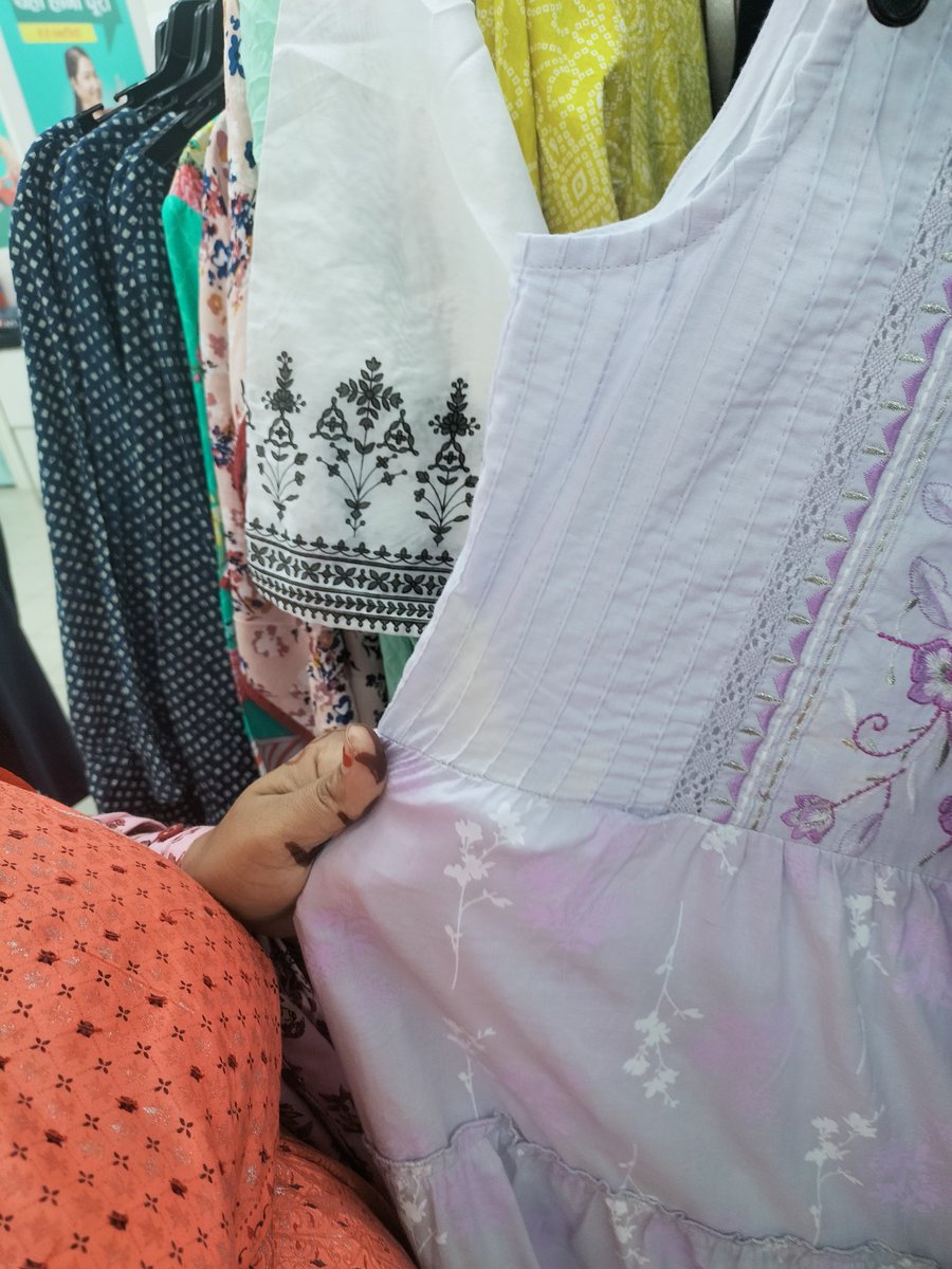 It_Prabhakar's tweet image. #reliancesmart retail shop mahagun metro mall ghaziabad frauding with their customer. See these dresses have issues of color fade, stitching error. @reliancetrends @MukeshAmbani1_ @AmbaniTina @ZeeNews @aajtak @ghaziabad