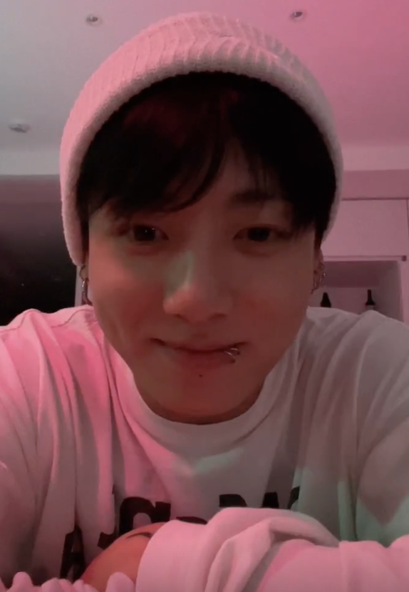 Jungkook is live on Weverse!

weverse.io/bts/live/4-131…