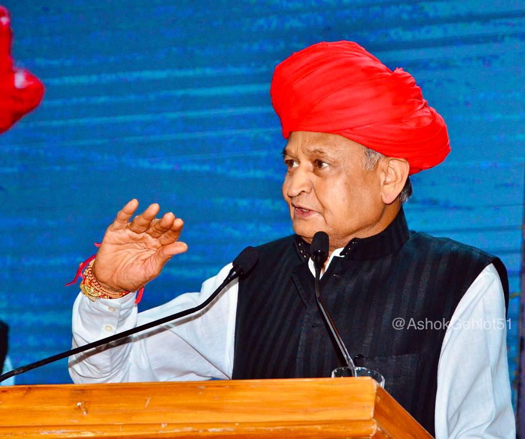 ashokgehlot51's tweet photo. कांग्रेस ने बनाकर प्रावधान
घुमंतू समुदाय का किया सम्मान

कांग्रेस सरकार ने अंग्रेजों के काले कानून को समाप्त कर घुमन्तु जन जातियों को 'जन्मजात अपराधी' के तमगे से मुक्त कर दिया।

मुक्ति के इस ऐतिहासिक दिवस पर निवास में आए विमुक्त जनजाति समुदाय के लोगों का स्वागत करते हुए उनके हित, सुरक्षा व सम्मान को सुनिश्चित करने के संकल्प को मजबूत करने का प्रण लिया।