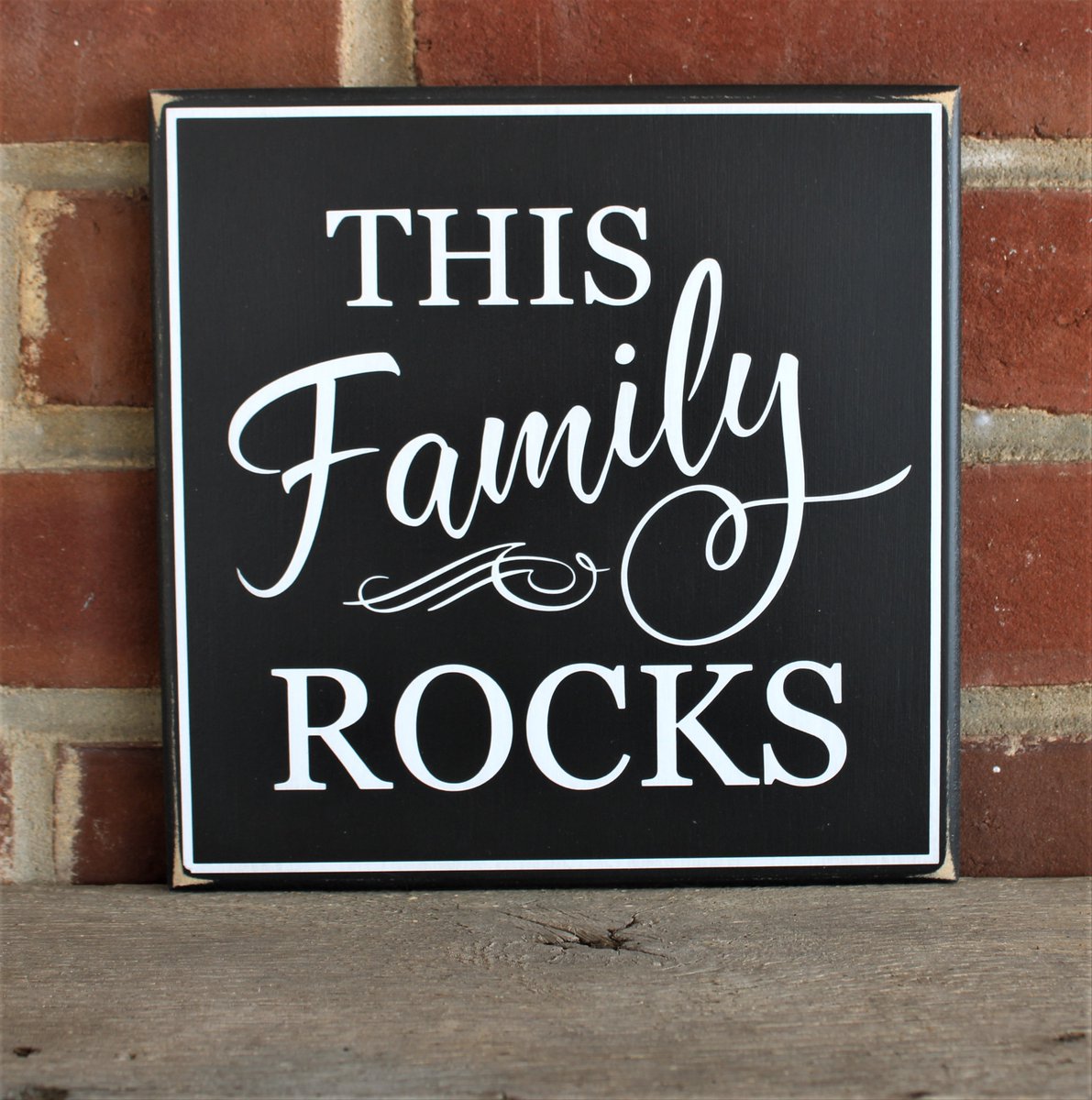 This Family Rocks #familysign #homedecor #signmaker #haveagreatfamily #smilett23 #woodsign #familyhome  #housewarminggift countryworkshop.net/products/this-…