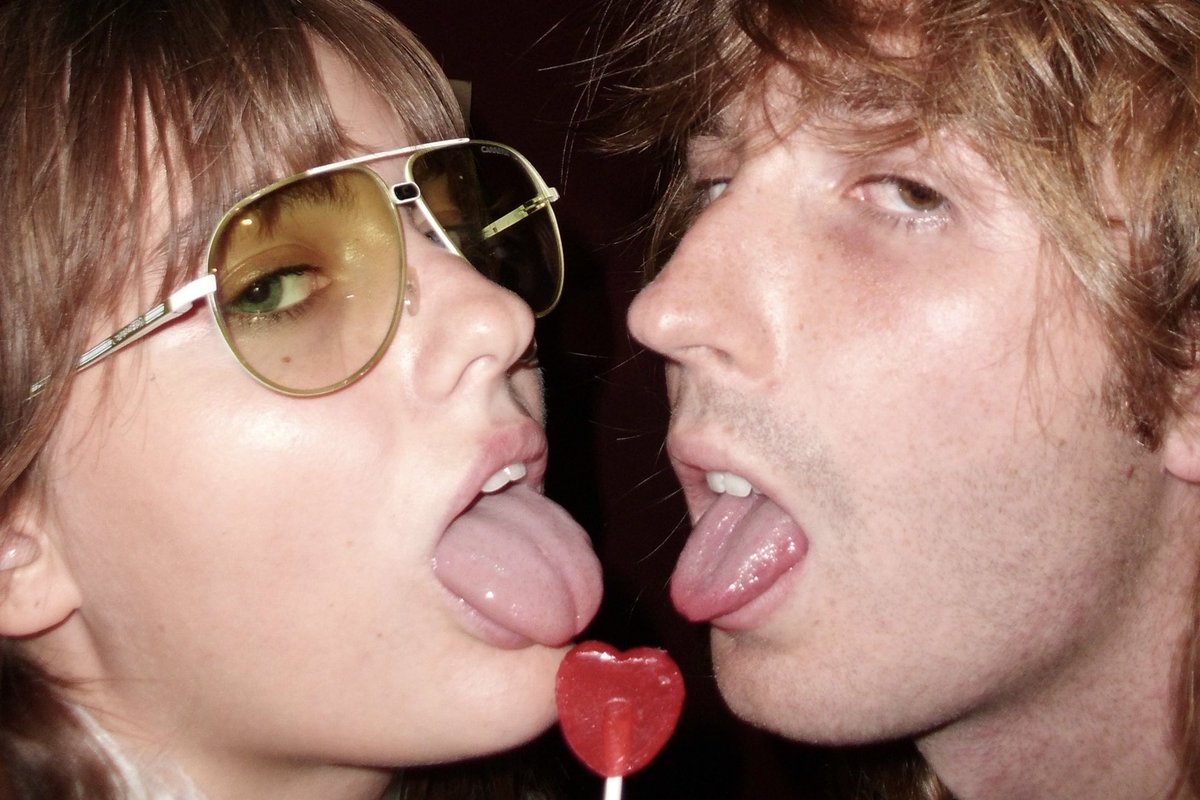 thisismaneskin's tweet photo. HONEY! (Are u coming?) out tonight at 1 AM CEST 💘 https://t.co/1GHkBInf0S https://t.co/78MbTZnIUQ