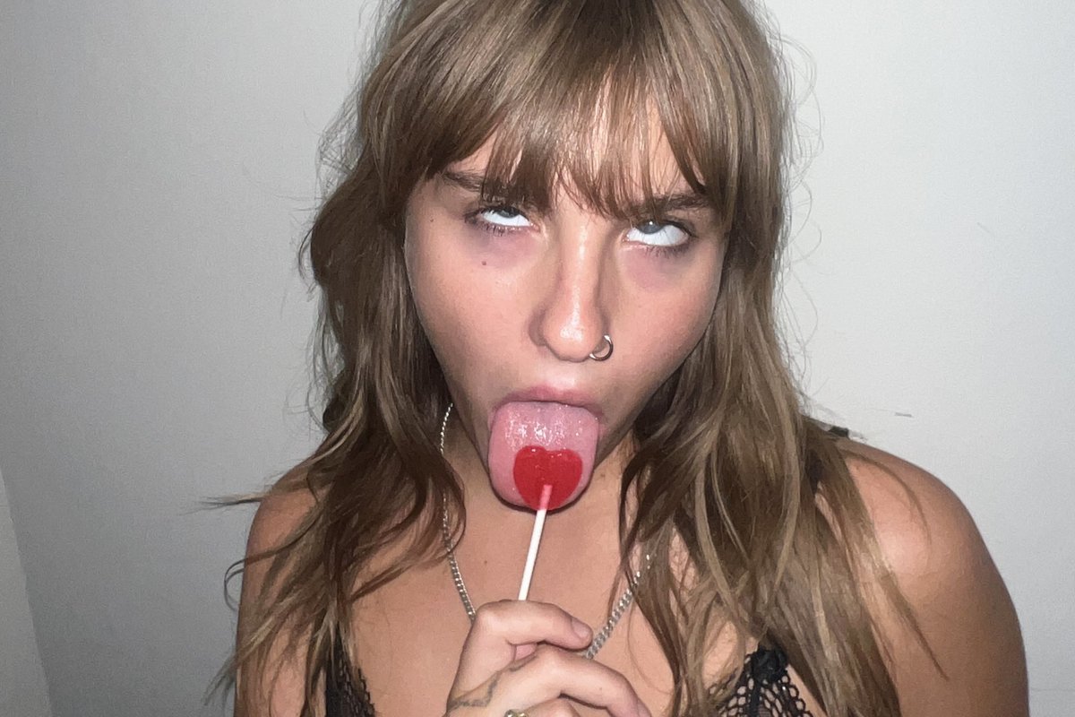 thisismaneskin's tweet photo. HONEY! (Are u coming?) out tonight at 1 AM CEST 💘 https://t.co/1GHkBInf0S https://t.co/78MbTZnIUQ