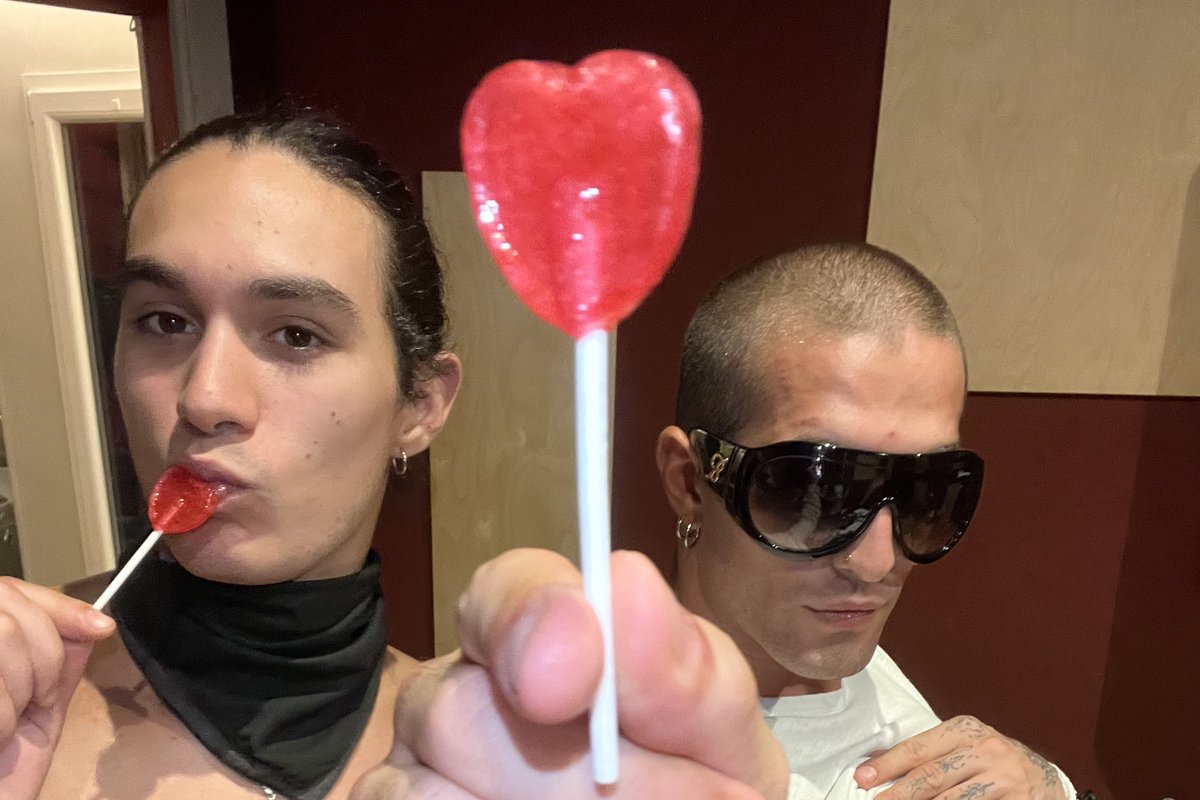 thisismaneskin's tweet photo. HONEY! (Are u coming?) out tonight at 1 AM CEST 💘 https://t.co/1GHkBInf0S https://t.co/78MbTZnIUQ