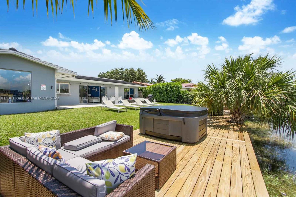 MRiosRealtor23's tweet photo. 🌴🏡 Esta hermosa casa unifamiliar cuenta con 4 habitaciones y 3 baños completos y una superficie habitable de 2,154 pies cuadrados, tendrás todo el espacio que necesitas para disfrutar en familia. 💫✨ #CasaDeEnsueño #MiamiLiving https://t.co/EghyQYCjmF