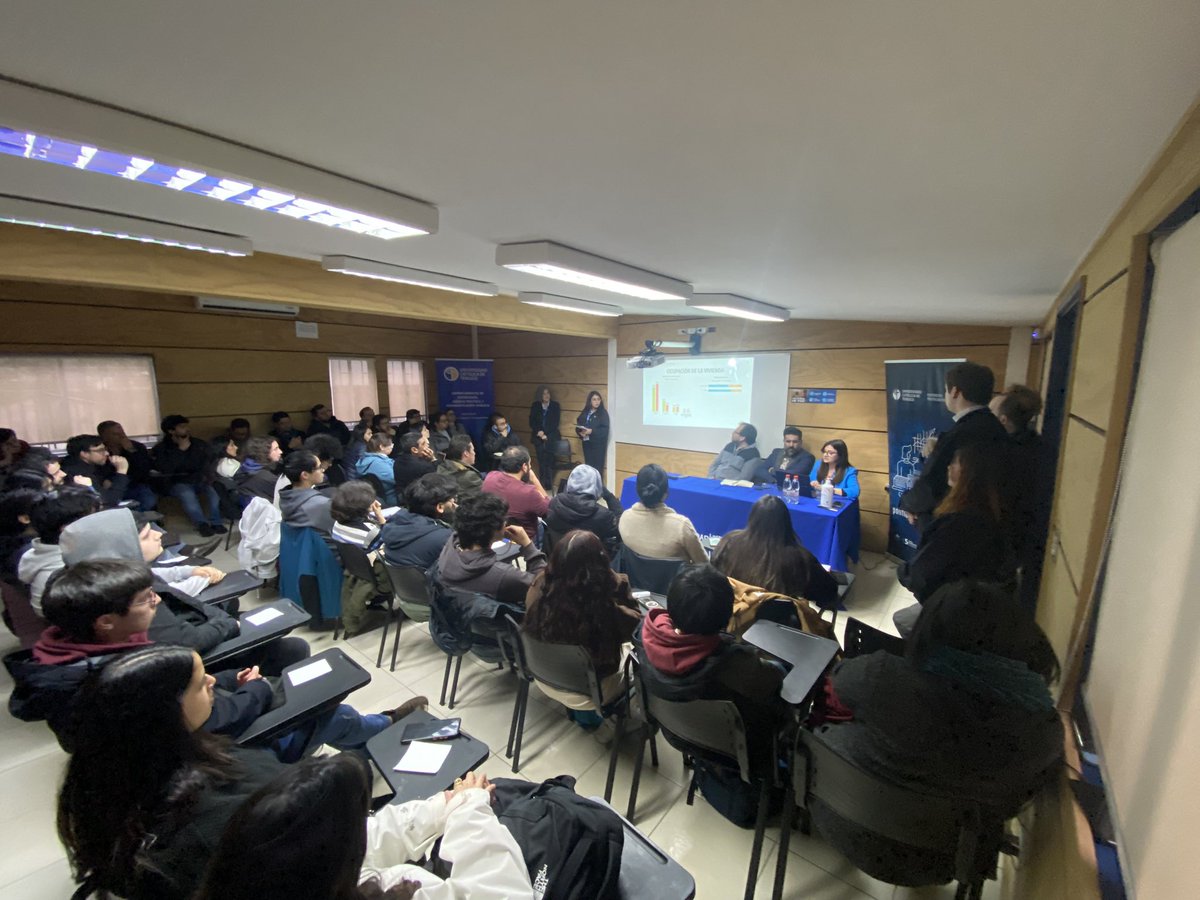 cppUCTemuco's tweet photo. 📊Audiencia completa en el “Encuentro Casen 2022” actividad organizada por el @soccipol y el @cppUCTemuco donde el Dr. Sergio Toro realizará el análisis de los datos presentados. https://t.co/TbNfkbPRcn