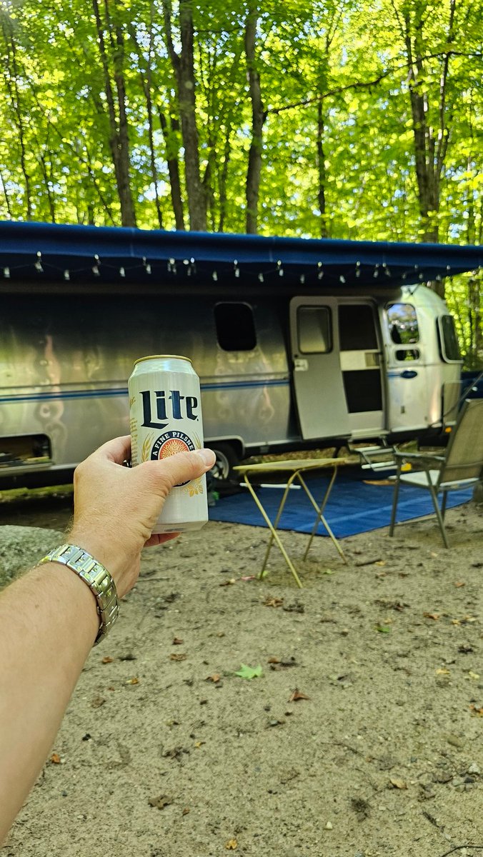 Circleofcycles2's tweet photo. Camper up! No broken windows! And a beer before 4! https://t.co/Kmsv73CVYx