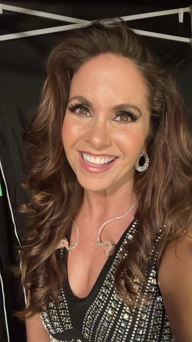 LuceroMexico's tweet photo. #tbt de hace una semana antes de salir al escenario… 🎶🎤 https://t.co/apVNvfB27V