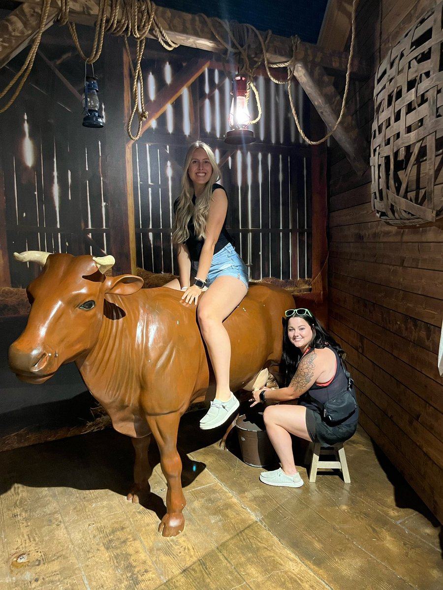 mara_cutting's tweet photo. 📍 Fair Oaks Farm
Fair Oaks, Indiana

-

Toured 1/11 of the dairy farms owned by Fair Oaks Farm. They milk around 37,000 cows and produce 1.4 litres of milk daily. This specific farm had a 75 cow rotary parlour as well as 10 robots. Very cool to see! https://t.co/KgwzdqJgDH