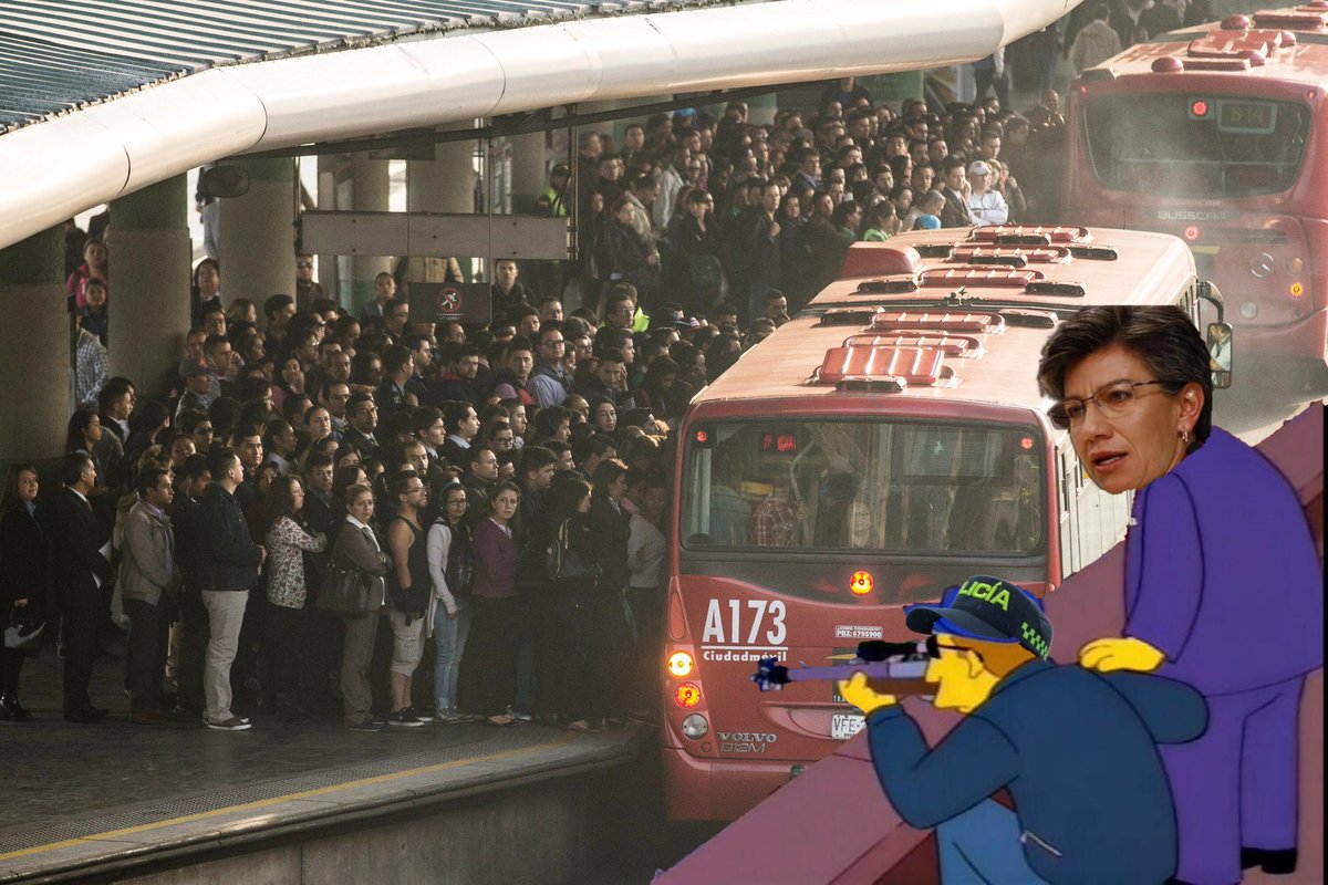 taltalivan's tweet photo. La policía analizando quién tiene cara de que entró sin recargar la tarjeta para darle de baja. https://t.co/yrXAvJnkY0