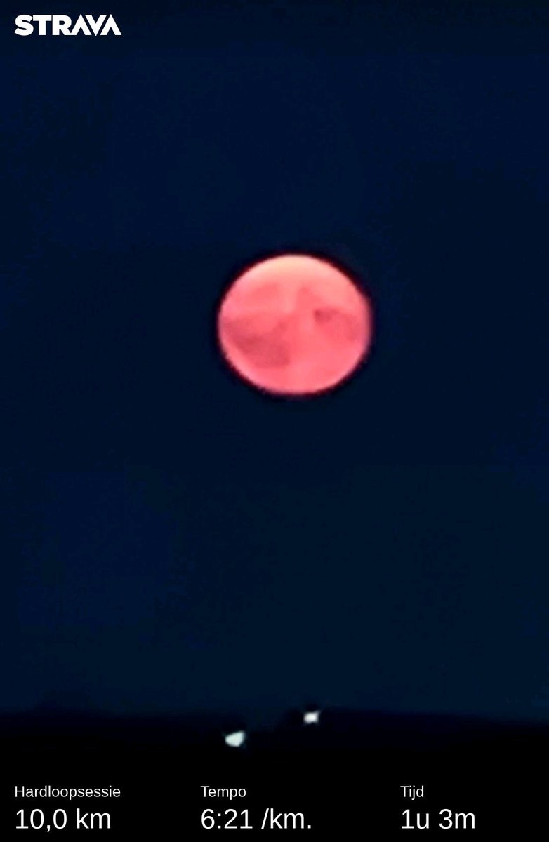 jsouv3's tweet photo. #Fullmoonrun optimaal genieten! Over de @NationaalParksh bij het schijnsel van de volle maan. Dit keer een #SuperBlueMoon #running @loopmaatjes @hardloopvriend https://t.co/6b59Vc8AUu