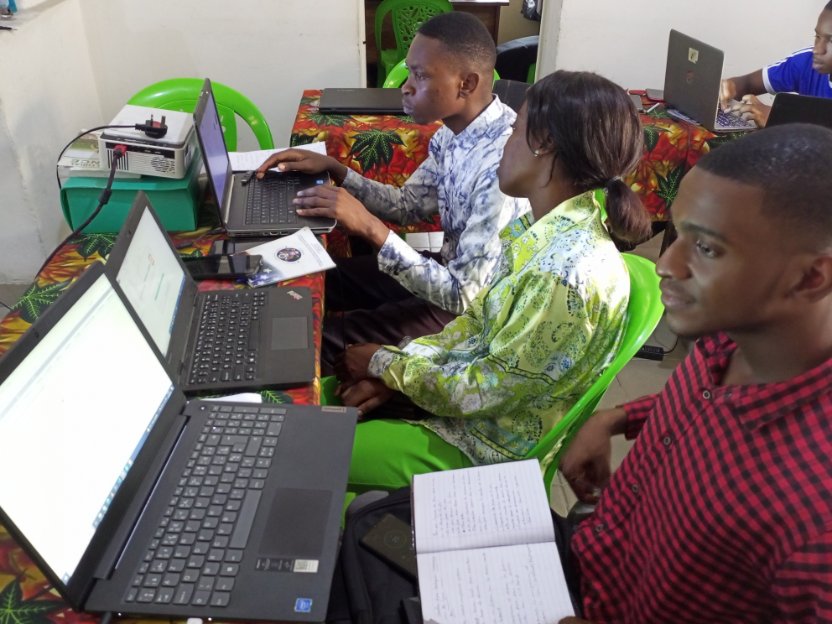 YALIRLCALUMNICD's tweet image. Blogging Day 2023 in #DRC : during a workshop, participants from various background, came to learn about the benefits of blogging for notoriety and sales. They set blogs using content management systems and extensions to enable e-commerce features. #BloggerDay #BlogDay