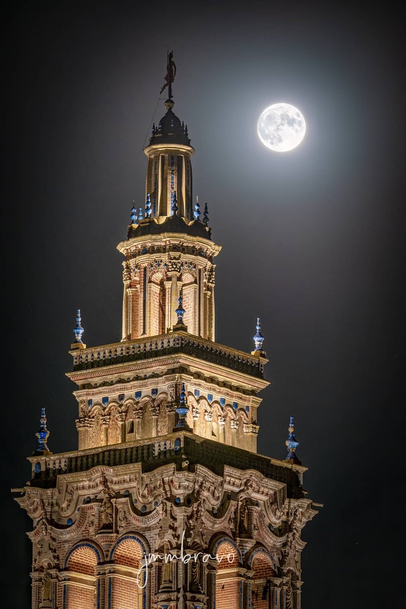 jmmbravo's tweet photo. Se denomina "azul" a la segunda luna llena en un mismo mes. 
Torre de San Bartolomé, en Jerez de los Caballeros (Extremadura) 
#Tourism #Architecture #Tower #Sky #Night #moon #luna #jerezdeloscaballeros #badajoz #extremadura #lunaazul #bluemoon https://t.co/uBD7DKLcm5
