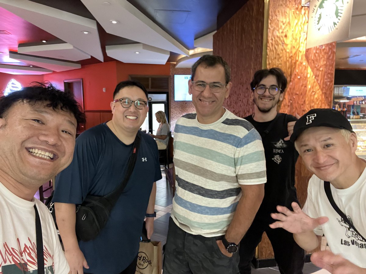 Yusuke_Shinmyo's tweet image. IBJJFアジア柔術選手権にIBJJF本部から運営スタッフで来ていたヘナンとホテルで会えました！

お父さんを紹介してくれましたー

#IBJJFワールドマスター柔術選手権
#IBJJF
#WorldMaster
#ラスベガス
#LasVegas
#ガリットチュウ福島
#浜島邦明
#ヘナン