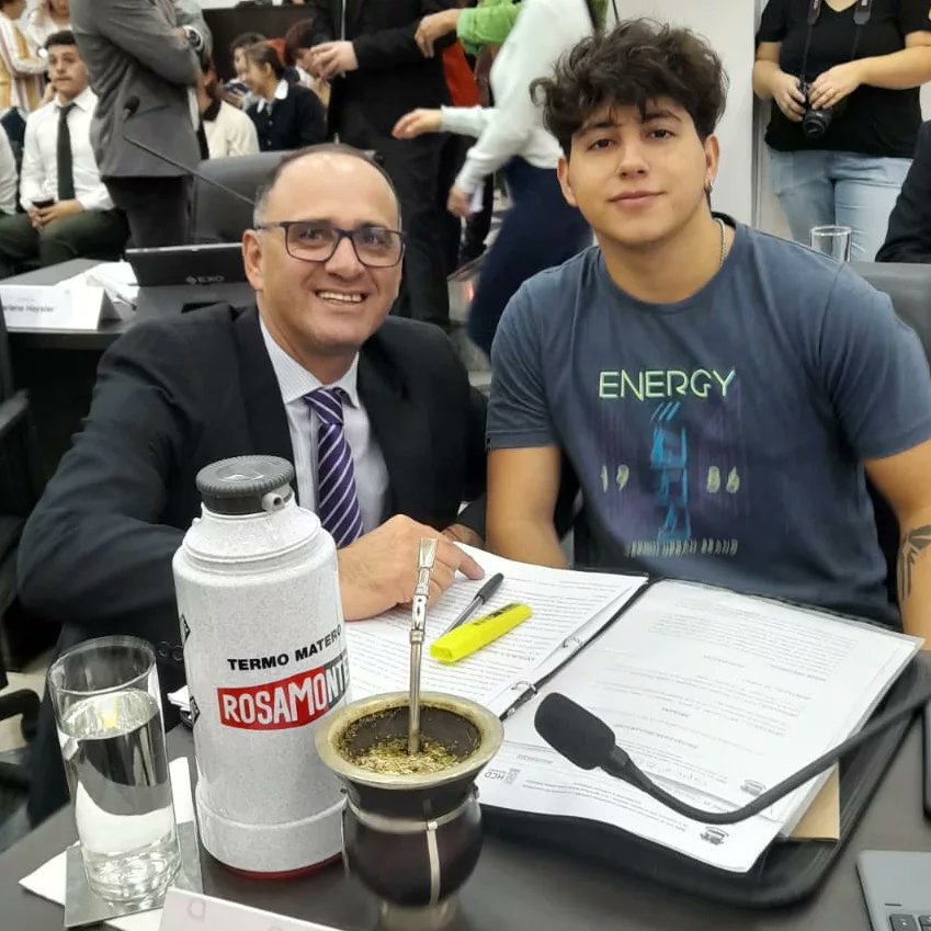 prof_martinezr's tweet photo. Hoy contamos en la sesión  legislativa con la participación del Estudiante Gabriel Zalazar del Centro Educativo Rosa Guarú, quién ocupará mí banca en el Concejo Estudiantil 2023.

@hcdposadasok https://t.co/YopdArlvbb
