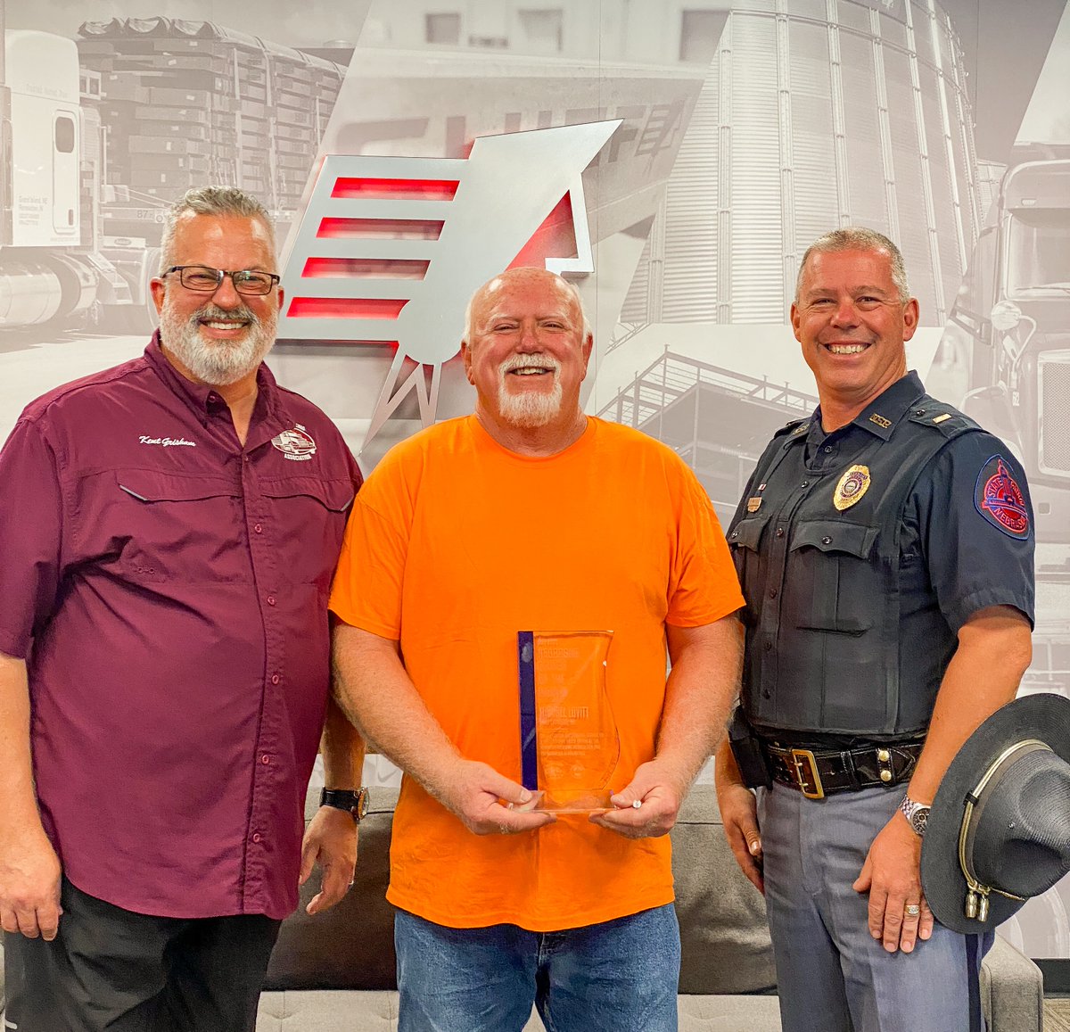 ChiefCarriers's tweet photo. Hats off to Michael Lovitt for earning the title of July's Driver of the Month, courtesy of the Nebraska Trucking Association! π
This recognition is a testament to his top-notch track record of safe driving and unwavering professionalism.
#ChiefCarriers #LeadLikeChief #Trucker https://t.co/qpJkWKlKle