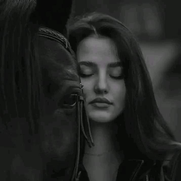 " لا احد يخسر احد ، الذاهب يجد 
شخصاً اخر ، والباقي يجد نفسه✋💔
مساكم الله بالخير 💕