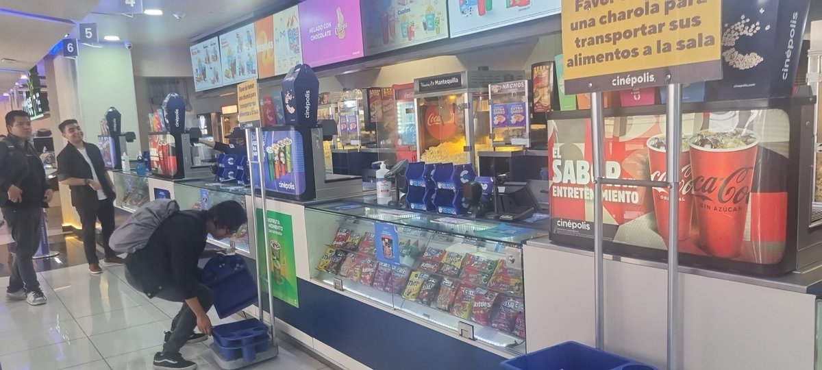 lisaolea's tweet photo. @Cinepolis uno decide ir al cine en horarios no tan saturados para más rápido... y dale igual la espera si solo dejan a una sola pobre cajera. Toooons pa que tanta caja ?? ❎️❎️❎️ https://t.co/yXrsOCnm65