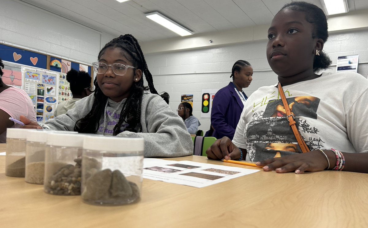 STEAM_GEMS's tweet photo. August was National Water Quality Month and a @louisvillewater educator visited all of the 6th grade Science classes to share the importance of safe, clean drinking water in a thriving community. #futuresteminists🔭🧬🥼🧪 https://t.co/LY5dzGm7Hp
