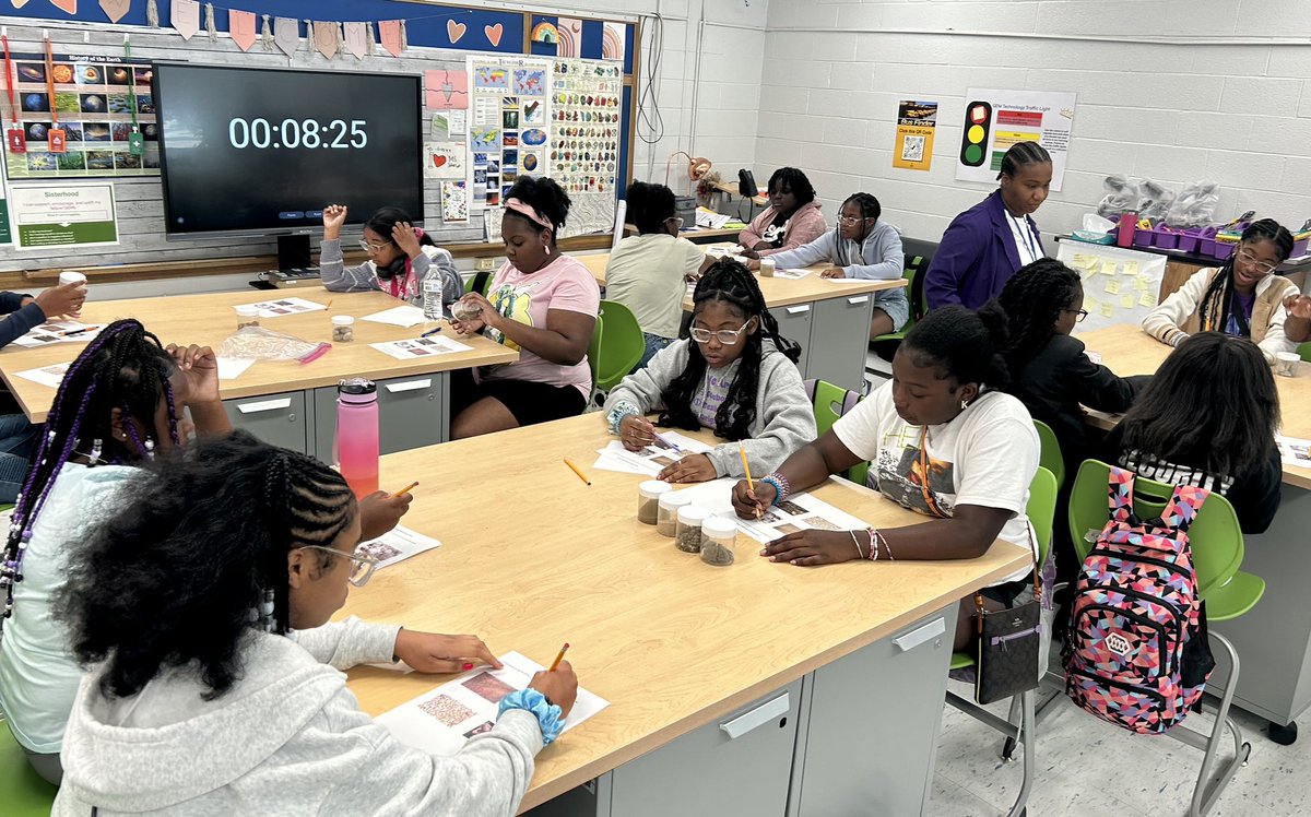 STEAM_GEMS's tweet photo. August was National Water Quality Month and a @louisvillewater educator visited all of the 6th grade Science classes to share the importance of safe, clean drinking water in a thriving community. #futuresteminists🔭🧬🥼🧪 https://t.co/LY5dzGm7Hp