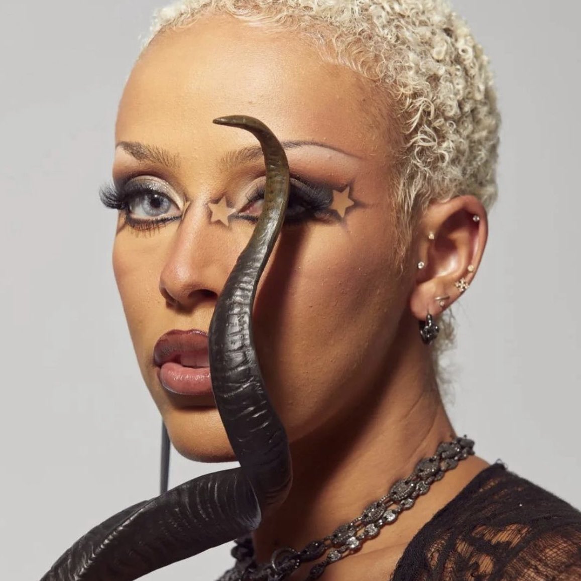 dojacatchile's tweet photo. De acuerdo a Apple Music, el álbum “Scarlet” de Doja Cat, tendrá 15 canciones con una duración de 52 minutos. Siendo “Paint The Town Red” la canción de inicio, “Demons” con una duración de 03:15 y “Attention” siendo la penúltima canción en el álbum. https://t.co/5P6ikIl6jo