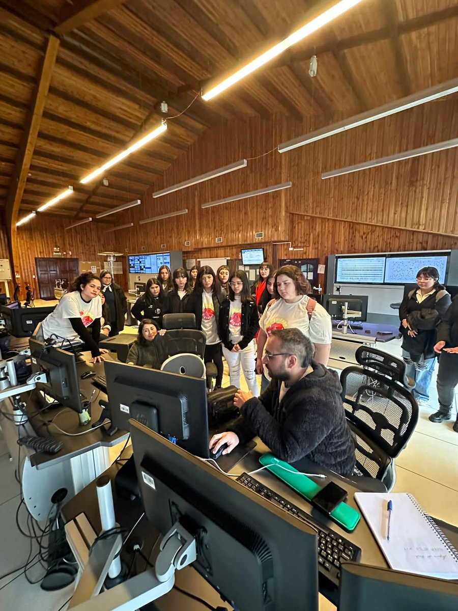 sernageomincl's tweet photo. VISITA 🌋: Estudiantes de las comunas del Geoparque Kütralkura visitaron el #OVDAS, como parte del programa “Siguiendo las huellas de los gigantes de @Kutralkura, financiado por @min_ciencia y apoyado por @Sernageomin. Felicitamos a las profesionales que integran esta iniciativa. https://t.co/O0JoxnU9lV