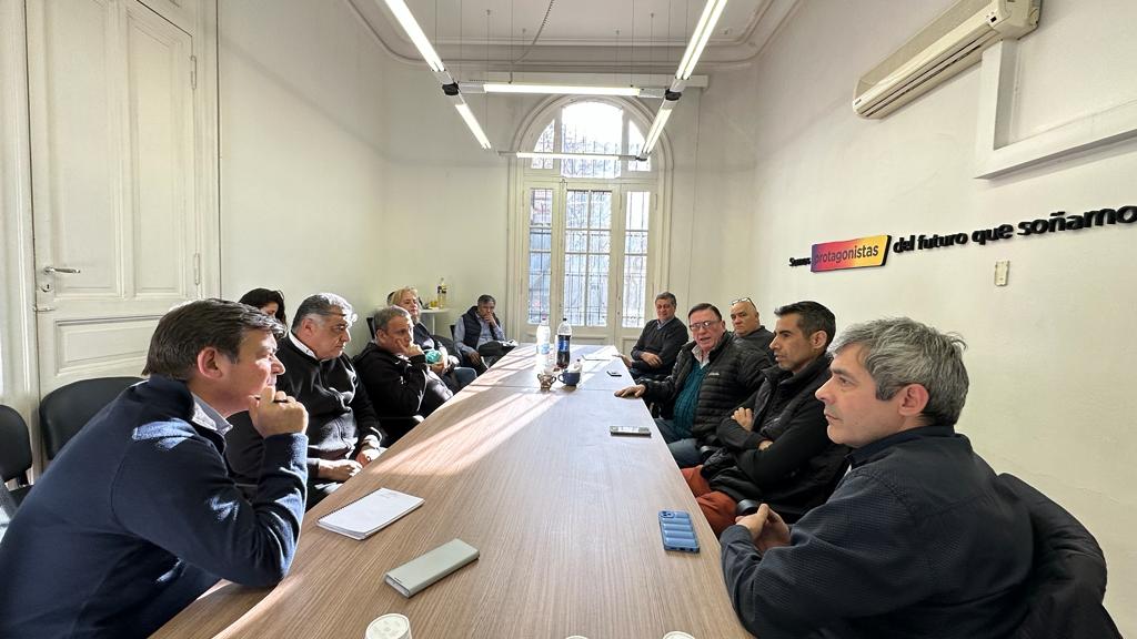 omardemarchi's tweet photo. Junto a @mdanielorozco participamos de una reunión con el gremio de empleados legislativos, (APEL) donde acordamos trabajar en conjunto con La @UnionMendocina para impulsar reformas que consigan un funcionamiento eficiente de la Legislatura de Mendoza.

#VeniALaUnionMendocina https://t.co/GYuDCMefxY