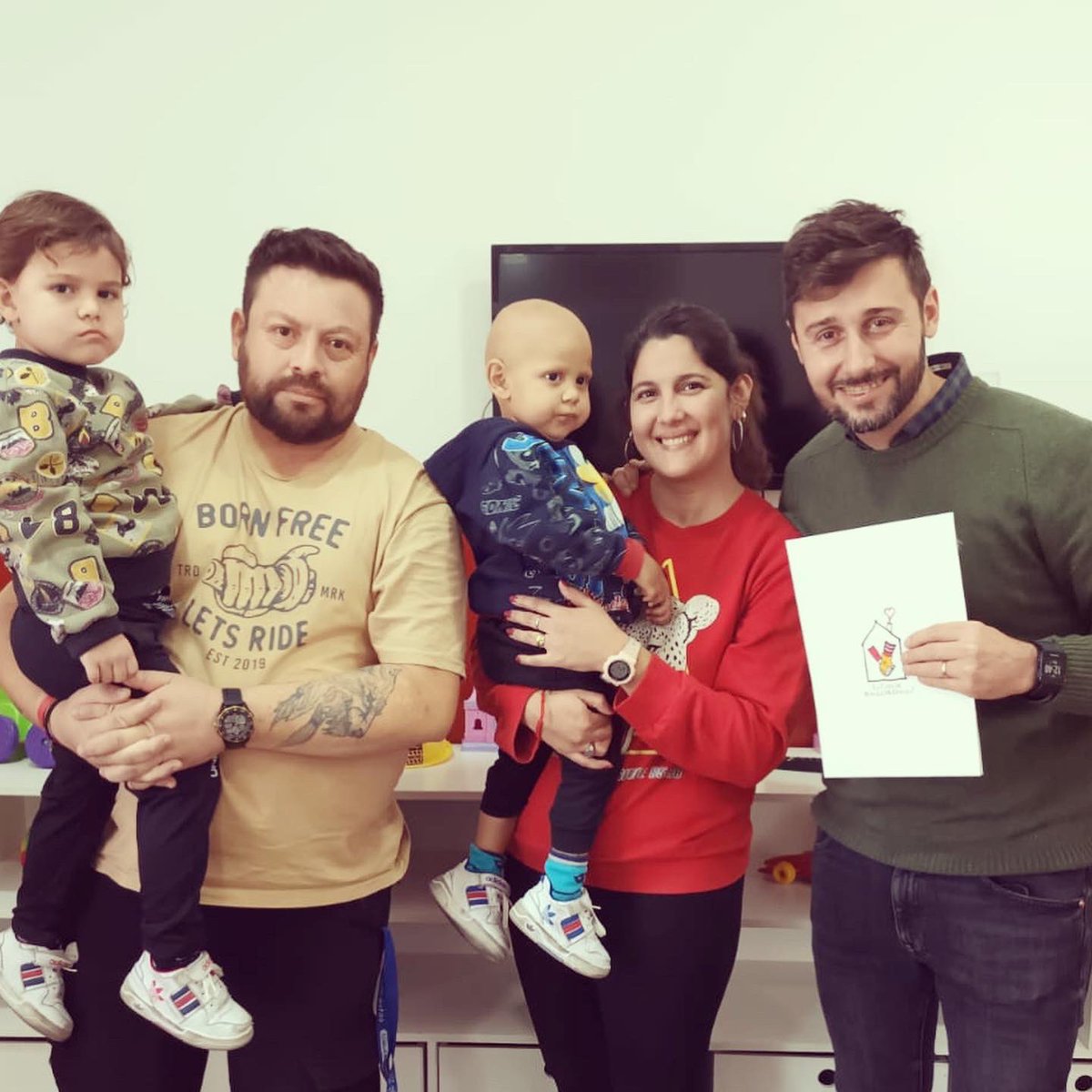 Hoy firme  el convenio con la <a href="/casaronaldar/">Casa Ronald Argentina</a> para que nuestro Municipio sea parte de esta red solidaria. En los momentos difíciles las comunidades se unen en objetivos comunes, y ese camino siempre tiene asegurado el éxito. Fue un alegría enorme ver a Valen a días de volver a casa
