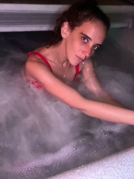 so much time will be spent in the hot tub this week and me and my fucked up knees could not be happier<a href="/tag/realloyalfans"class="tags"><span>#realloyalfans</span></a>