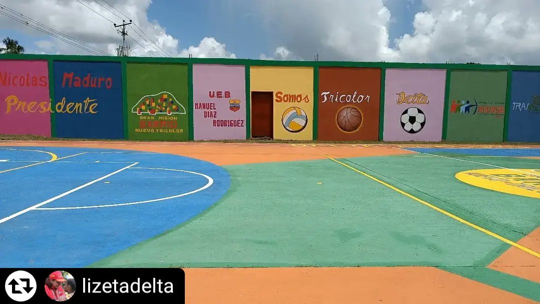 prensagobdeltaa's tweet photo. #Noticias Totalmente rehabilitada a través del "Plan Cancha Tricolor", la Cancha 'San José' en la parroquia Virgen del Valle a través de @Barrio_Tricolor, gracias al Presidente @NicolasMaduro, ¡Juntos Venceremos!.
#ComprometidaConTodos
#TrabajoEnEquipo
#DeltaAmacuro https://t.co/YMmFD5Sj8N