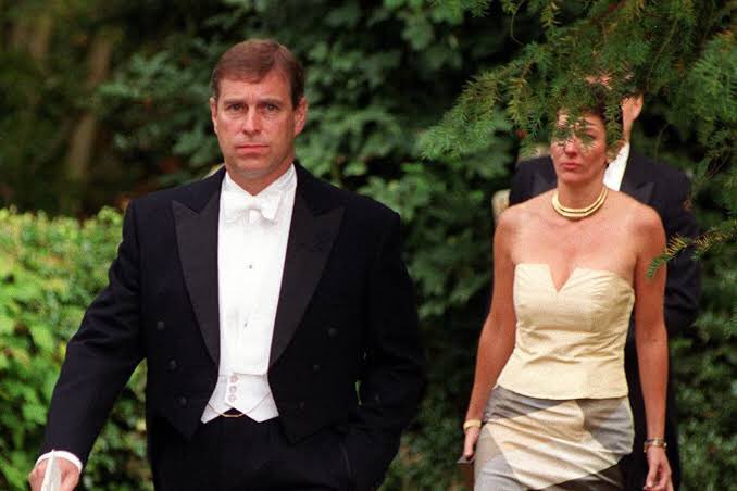 stardust_lune's tweet photo. @RMGLUCK2017 The prince and princess of WAILS.
Propped to the nth degree. 

#RoyalCritters
#RoyalCorruption https://t.co/Qj1lMKgXaX