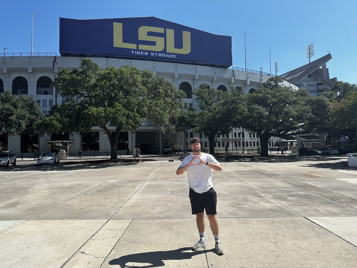 _AlexHorne_'s tweet photo. Spreading the Oregon Gospel on these Southern CLOWNS. 

Welcome to the PAC-12 aka the best conference in cfb

#goducks #getreadytolearnchinese https://t.co/6I9xMpXfm1
