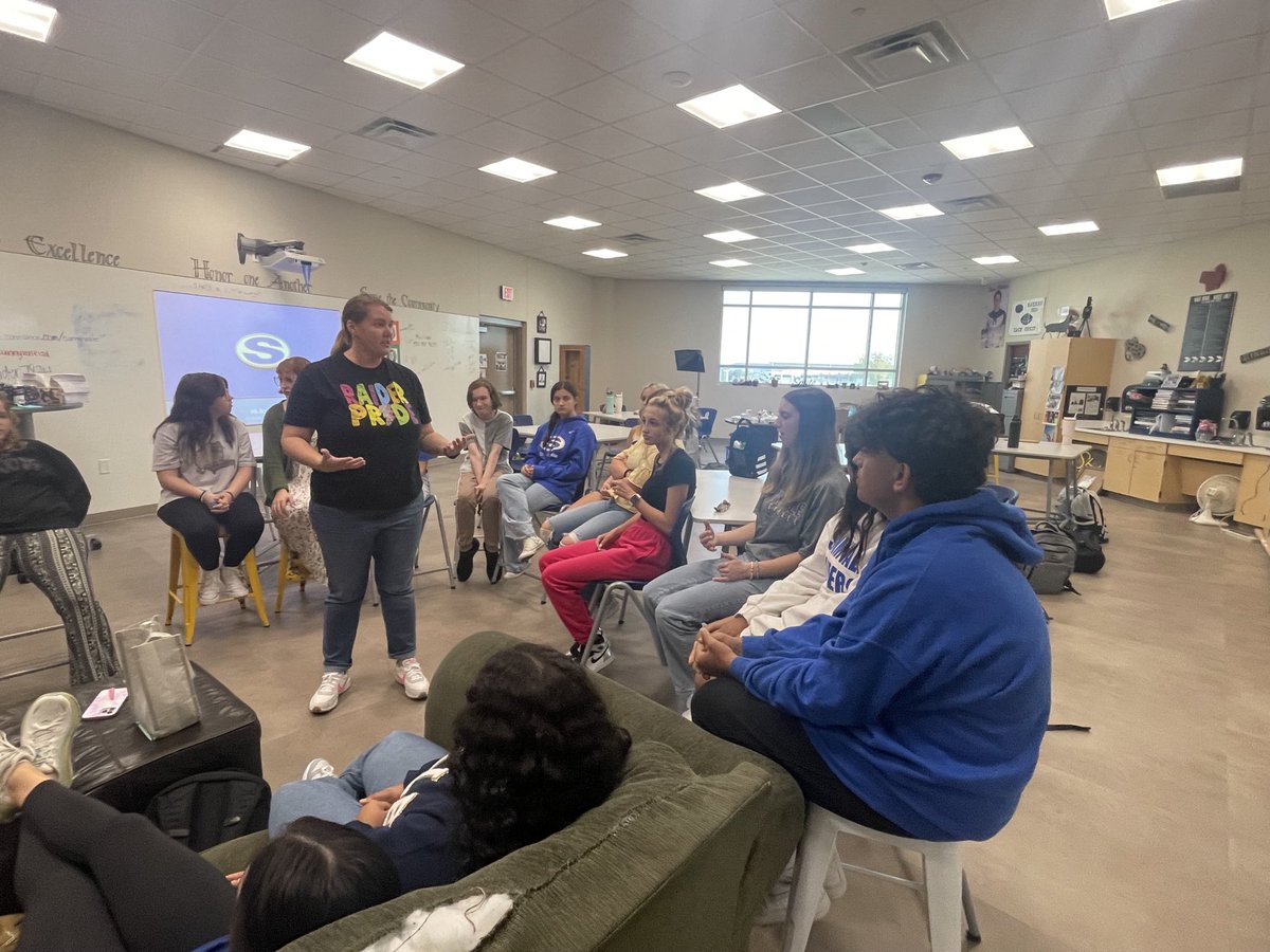 Shout out to Autumn Krauska for stopping by and teaching the best yearbook staff a great new way to start our day! ⁦⁦<a href="/SunnyvaleISD/">Sunnyvale ISD</a>⁩
