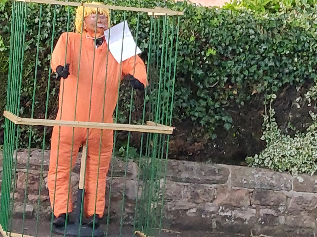 Was taking my daughter back home last night and as we were passing through Bothwell where they're having a scarecrow festival I saw this👇🤣🤣🤣
#TrumpArrest 
#TrumpArraignment