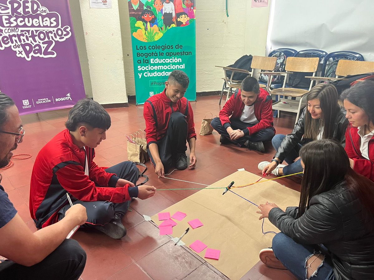 Educacionbogota's tweet photo. Hoy la #RedEsPaz, #INCITAR para La Paz, #JER #ECO y la estrategia de #FortalecimientoFamiliar llegan al Colegio Camilo Torres en la localidad de Santa Fe y Candelaria , para seguir transformando realidades, construyendo liderazgo, paz y reconciliación ✨🤝 https://t.co/OuWAgMTYuu