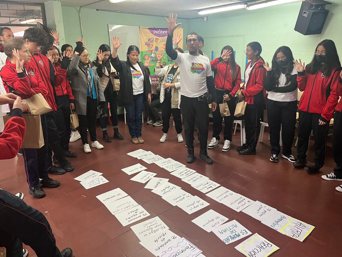 Educacionbogota's tweet photo. Hoy la #RedEsPaz, #INCITAR para La Paz, #JER #ECO y la estrategia de #FortalecimientoFamiliar llegan al Colegio Camilo Torres en la localidad de Santa Fe y Candelaria , para seguir transformando realidades, construyendo liderazgo, paz y reconciliación ✨🤝 https://t.co/OuWAgMTYuu