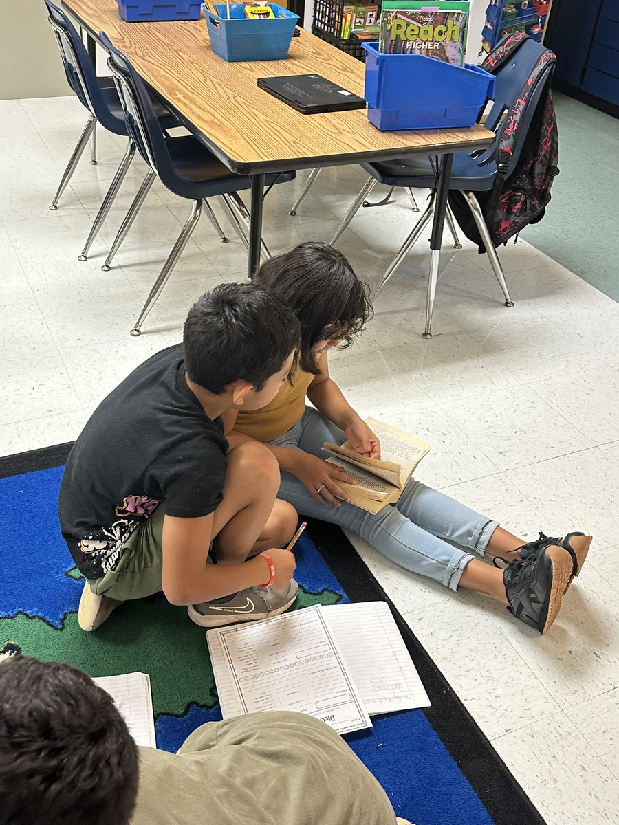 MrsScottWBMS's tweet photo. Practicing dictionary skills with partner talks! @FultonCoSchools @FultonZone7 @nikkoleflowers1 @pwright1717 @EsolFulton https://t.co/WO4XC1eTnY