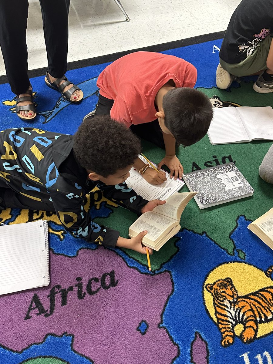 MrsScottWBMS's tweet photo. Practicing dictionary skills with partner talks! @FultonCoSchools @FultonZone7 @nikkoleflowers1 @pwright1717 @EsolFulton https://t.co/WO4XC1eTnY