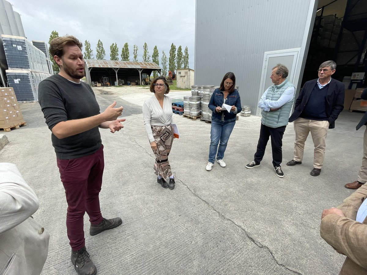 SAFThinkTank's tweet photo. Explications de Geoffrey Taverniers, directeur de production de LBF  sur les différentes phases de transformation de l’orge 🌾 en bière 🍺, l’alchimie pour trouver les différentes recettes qui feront les bières de demain. 

Les drêches résiduelles partent en méthanisation. https://t.co/mFl1UvPCri